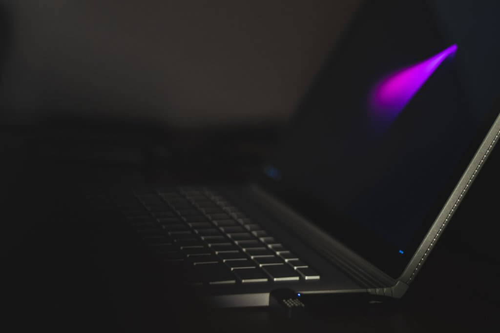 起動したゲーミングノートPC