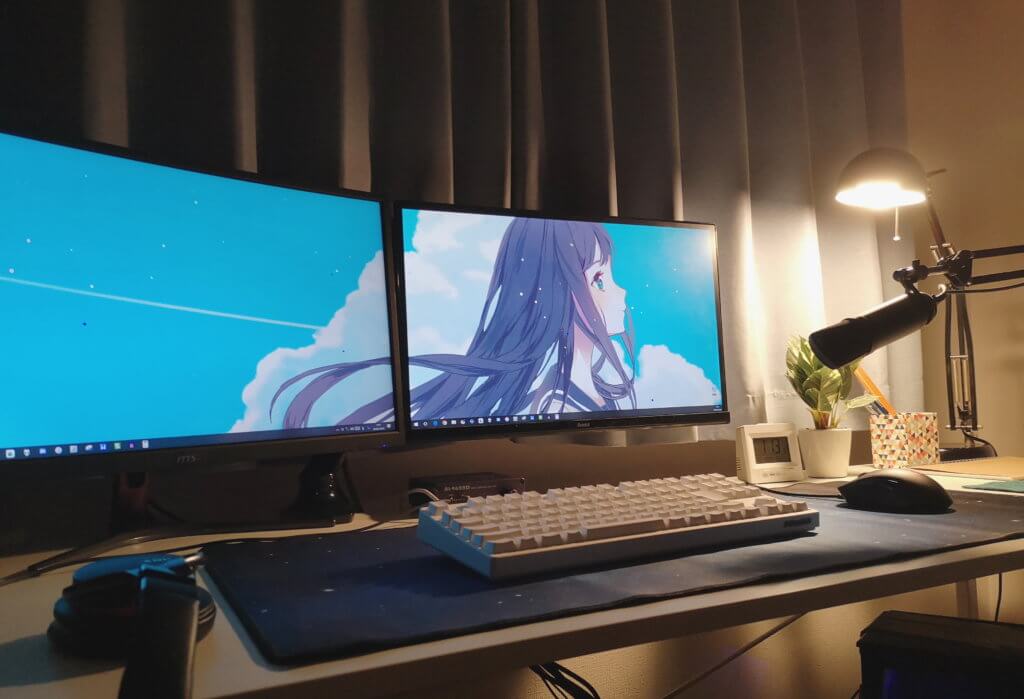 部屋にあるゲーミングPC周り